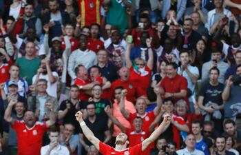 gareth-frank-bale-25-la-estrella-de-gales-festeja-el-paso-de-su-seleccion-a-los-cuartos-de-final-afp-225050000000-1472692.jpg