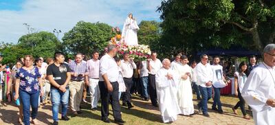 Una gran cantidad de feligreses participaron de la procesión de la sagrada imagen realizada por las calles de los alrededores del templo parroquial de Areguá.