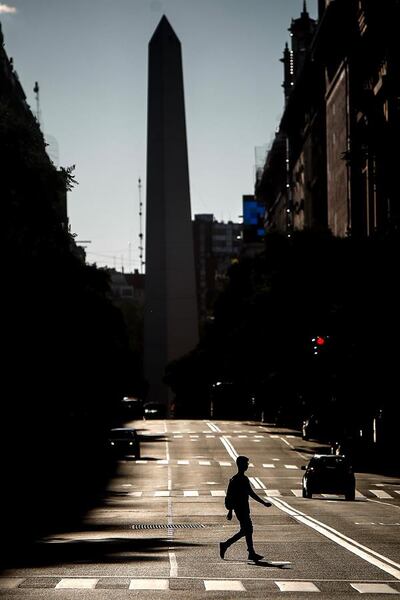 Una persona camina frente al Obelisco este domingo, durante un nuevo día de cuarentena obligatoria por la pandemia de COVID-19, en Buenos Aires (Argentina). El país sigue bajo el aislamiento social obligatorio que comenzó el pasado 20 de marzo.