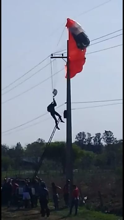 El hombre quedó colgado en un sector de la columna y por fortuna salió ileso.