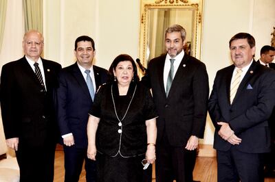 De izq. a der.: Luis María Benítez Riera, Hugo Velázquez, Maribel Barreto, Mario Abdo y Blas Llano, ayer en el Palacio de López.