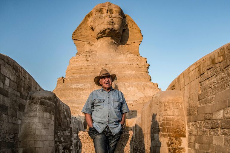 Zahi Hawass, arqueólogo egipcio y ex ministro de Antiguedades, frente a la gran efigie de Giza, durante una clase a un grupo de turistas.