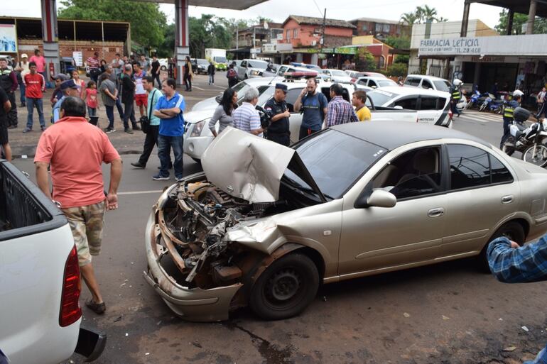Varios vehículos estacionados fueron alcanzados de rebote.