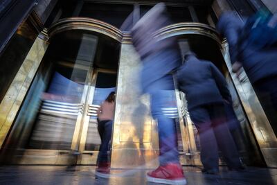 Personas ingresan a un banco luego de hacer horas de fila, en una jornada de incertidumbre luego de las restricciones financieras impulsadas por el Gobierno, en Buenos Aires (Argentina).