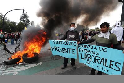 Indígenas llegan este martes al parque Arbolito en el centro-norte de Quito (Ecuador). Miles de indígenas se preparan para encarar nuevamente a las fuerzas del orden durante una manifestación masiva el próximo miércoles, mientras el Gobierno del país se ha trasladado a la ciudad costera de Guayaquil.