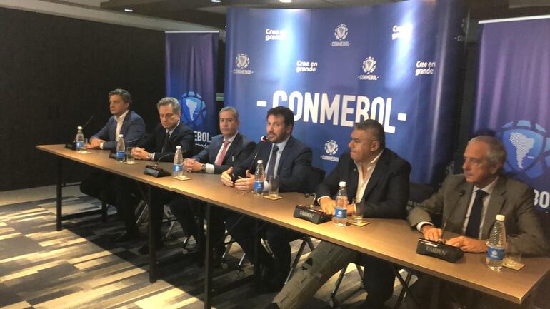 Alejandro Domínguez y las demás autoridades en la conferencia.