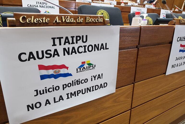 Carteles ubicados en los curules de Diputados.