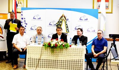 El intendente Diego Riveros, el Pbro. José Benítez, Mons. Ricardo Valenzuela, Pbro. Cristhian Medina e Ing. Adalberto Echeverría.