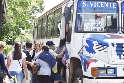 Las paradas para abordar colectivos están bien establecidas y señalizadas, lo que facilita el orden.