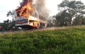El colectivo tras la colisión se incendió completamente.