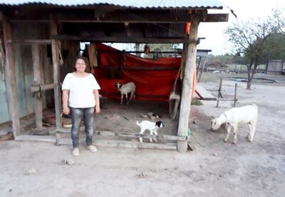 Alicia Garcete sonríe luego de volver, casi un año después del despojo, a sus tierras en la zona de Fuerte Olimpo.
