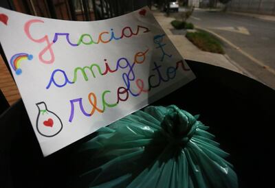 Gratitud  a los recolectores  de residuos, en medio de la cuarentena progresiva decretada en Santiago de Chile. Los basureros y barrenderos cumplen una función esencial para preservar  la salubridad en tiempo de pandemia.