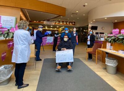 Luis Amado Rodríguez, de 48 años, fue despedido con aplausos por vencer al covid-19. Estuvo intubado 12 días.