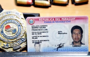 la-identificacion-del-agente-junto-con-su-placa-de-la-senad-y-en-el-fondo-los-cuatro-cargadores-de-la-pistola-calibre-9-mm-llenos--204802000000-1834285.jpg