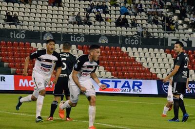 Campuzano festejando el gol del conjunto militar.