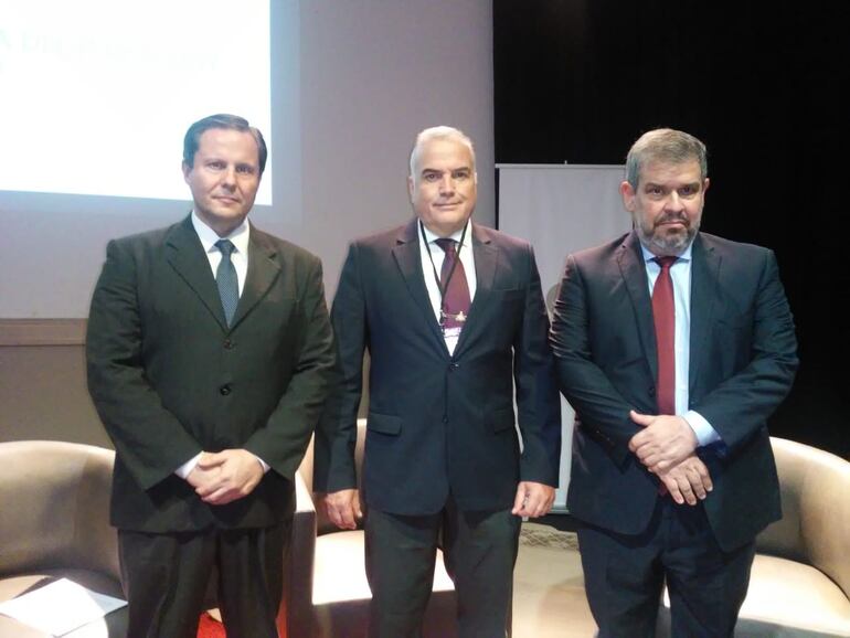 Alberto Martínez, ministro de la Corte; el Gran Maestro, Eduardo Dedoff y Manuel Ferreira, exministro de Hacienda.