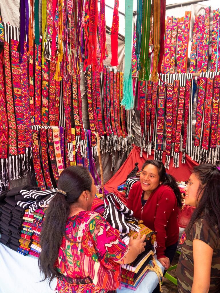Un grupo de mujeres de la agrupación de tejedoras Ixoq Ajkeem vende prendas que confeccionaron manualmente.