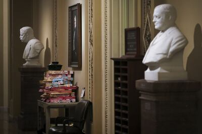 Cajas de pizza en oficina del líder de la minoría del Senado, Chuck Schumer, a las 04:15 de este miércoles, después de que el Senado aprobara los procedimientos del juicio político en el Capitolio de Estados Unidos.