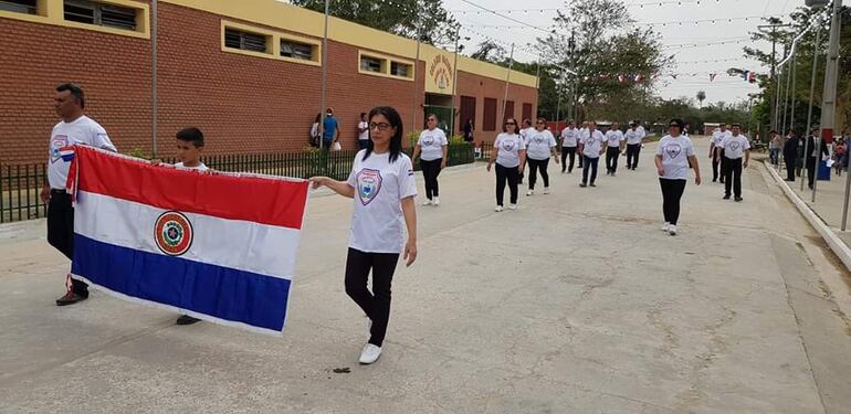 Desfile por aniversario de Puerto Casado.