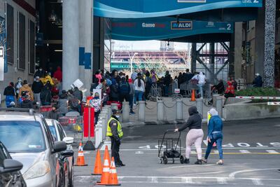 Personas aguardando en fila para ingresar al East River Plaza de Nueva York, para realizar compras.