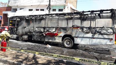 Colectivo de la empresa Lince destruido tras incendio.