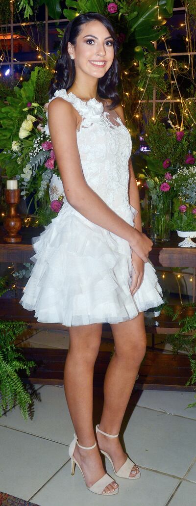 El vestido de Denise fue confeccionado con bordados y volados de tul en la falda.