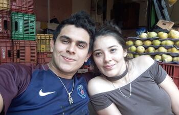 Vender frutas en el mercado es el medio al que recurre Antonio Franco (19), quien se levanta todas las mañanas con la convicción de sacar adelante a su familia.