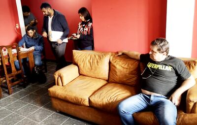 Jorge Nicolás Berestovoy Sawchuk (50), alias “Polaco”, sentado en un sofá observa a los agentes de la Senad y del Ministerio Público que participaron el operativo de su captura.