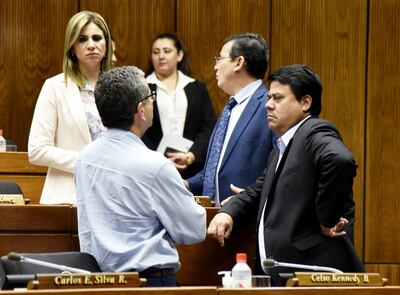 Diputados liberales de la bancada independiente y del efrainismo discuten antes del inicio de la sesión pasada. Un total de 18 puntos figuran en la sesión extraordinaria de hoy.