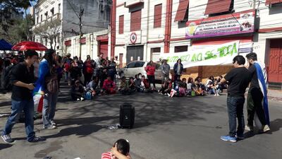 Los sintecho de Luque cierran la calle El Paraguayo Independiente y 14 de Mayo, en diagonal al Congreso.