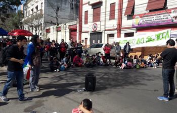 Los sintecho de Luque cierran la calle El Paraguayo Independiente y 14 de Mayo, en diagonal al Congreso.