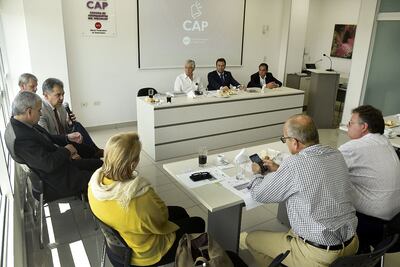 Miembros de la CAP junto al titular del IPS, Andrés Gubetich. Le expresaron su preocupación.