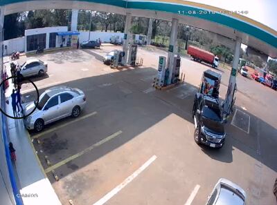 En círculo se capta el momento en el que la mujer agrede a una funcionaria de una estación de servicios en Coronel Oviedo.