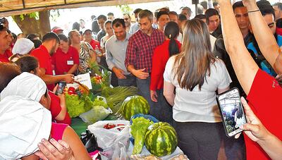 Mario Abdo Benítez (de camisa a cuadros) y el titular del MAG  recorrieron ayer localidades de San Pedro. Aquí, con los productores de sandía.