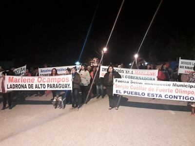 Participantes de la manifestación en Fuerte Olimpo, Alto Paraguay.