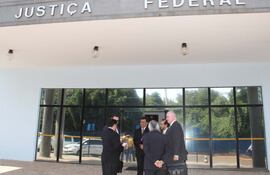 ruben-dario-romero-c-conversa-con-la-comitiva-paraguaya-que-participo-de-una-audiencia-a-neneco-el-pasado-8-de-mayo-en-campo-grande-brasil--221147000000-1370354.jpg