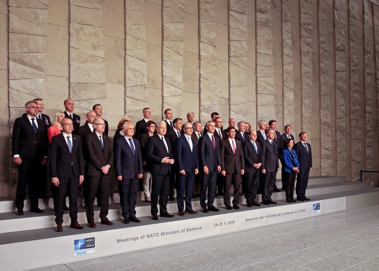 Dignatarios posan durante la cumbre de ministros de Defensa de la OTAN, en Bruselas.