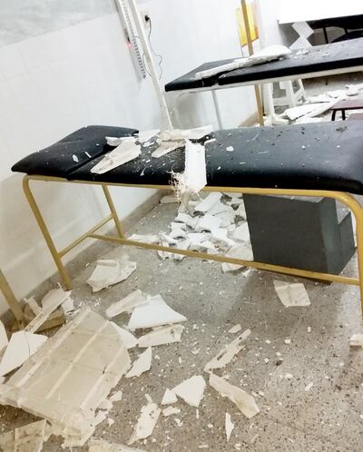 Camillas del área de urgencias cubiertas con los escombros del cielorraso colapsado.