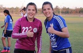las-gemelas-andrea-y-johana-benkestein-guardameta-y-centrodelantera-respectivamente-pisan-fuerte-en-los-terrenos-del-futbol-femenino-del-departamen-205813000000-1495376.jpg