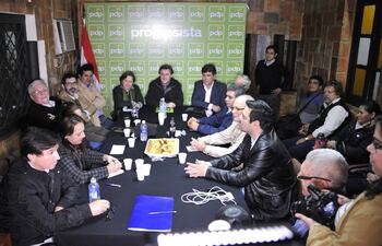 la-mesa-de-partidos-politicos-se-reunio-anoche-en-la-sede-del-pdp-rechazaron-las-acusaciones-del-gobierno-de-tener-vinculos-con-el-epp--223353000000-1495097.jpg