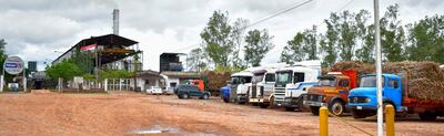 Poco más de 100 camiones son los que se encuentran estacionados frente al ingenio aguardando su turno para entregar la caña de azúcar. Cuando inició sus operaciones, el 2 de julio, en la explanada permanecían más de cuatrocientos vehículos cargados.