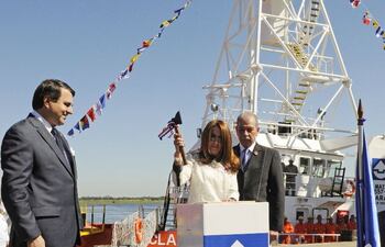 carmen-izaguirre-de-dos-santos-madrina-de-las-embarcaciones-bautiza-los-convoyes-observan-el-presidente-franco-y-ricardo-dos-santos-d--222921000000-550124.jpg