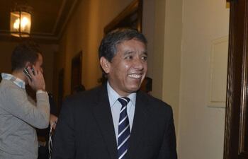 el-senador-liberal-carlos-amarilla-se-retira-de-la-sede-de-la-vicepresidencia-despues-de-la-reunion-con-juan-afara--221149000000-1101068.jpg