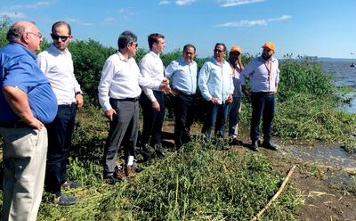 El especialista Juan Esteban Lucca  (cuarto der.), estuvo acompañado de autoridades comunales y departamentales, así como técnicos paraguayos, durante su recorrido por la cuenca del lago Ypacaraí.