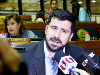 El diputado Villarejo (PQ) hizo de ayudamemoria a colorados.