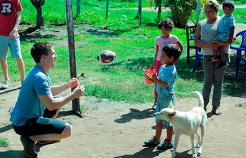 james-duthie-juega-con-un-balon-de-futbol-americano-con-jose-su-ahijado--215436000000-1297552.jpg
