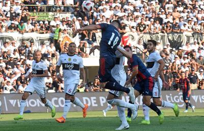El cabezazo de Diego Churín, para el primer gol del clásico. El asistente dos había marcado posición adelantada, pero el VAR lo corrigió.