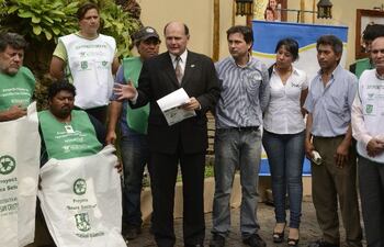 hugo-piccinini-de-la-municipalidad-muestra-las-bolsas-retornables-que-se-entregaran-a-los-duenos-de-casas-para-que-depositen-en-ellas-basura-previam-205709000000-633964.jpg