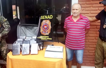 el-narco-paraguayo-antonio-gonzalez-lvarez-junto-con-el-alijo-de-21-kilos-de-cocaina-hallados-por-los-agentes-de-la-secretaria-nacional-antidrogas--235652000000-1755599.jpg