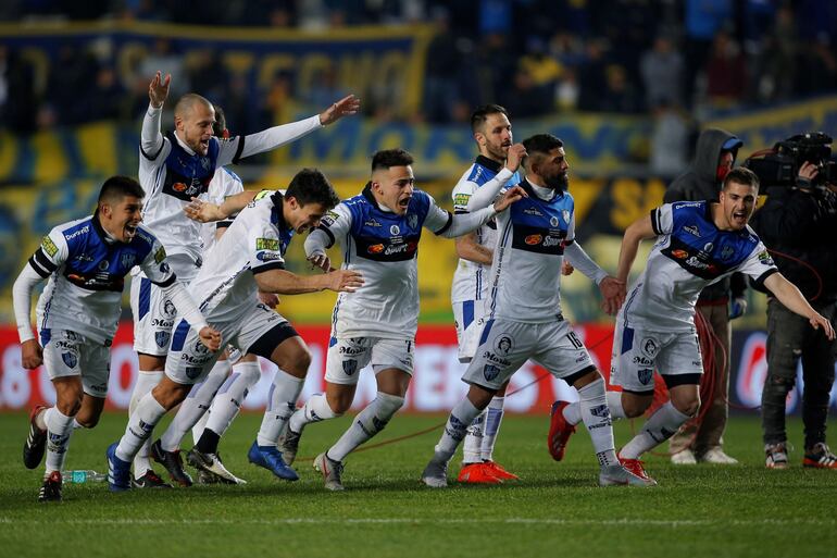 La alegría de los futbolistas de Almagro tras el último penal.